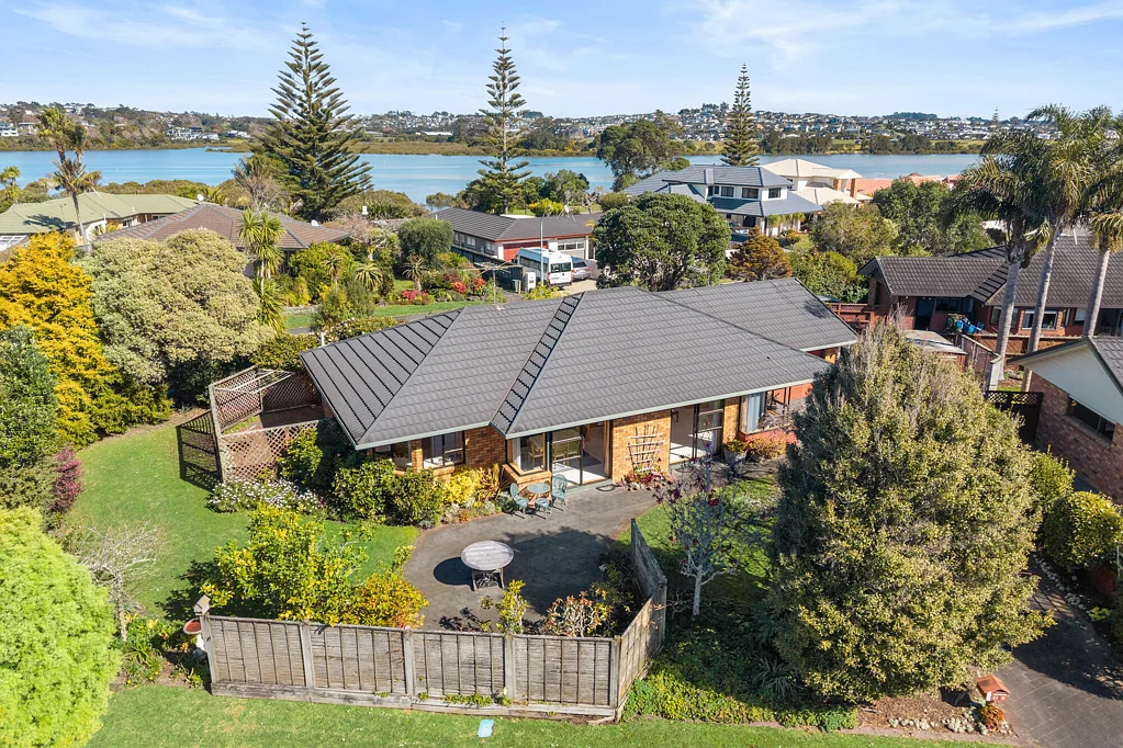 Orewa 3 Slaapkamer 27 Years Loved, Steps From the Estuary