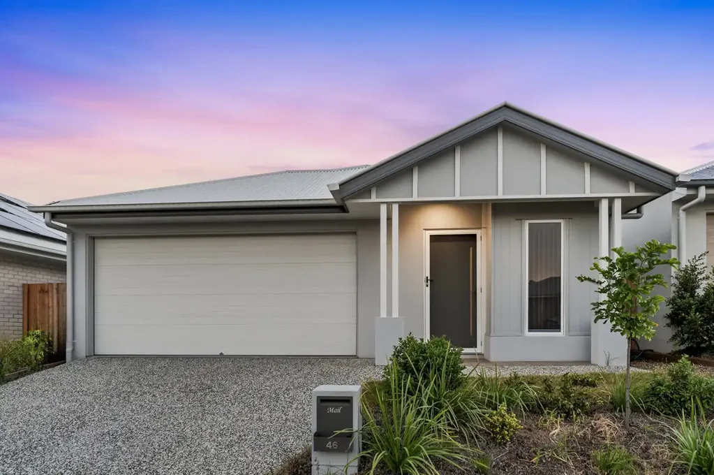 Ripley 4房 位于 Ripley 中心的时尚易打理生活 Stylish Low-Maintenance Living in the Heart of Ripley