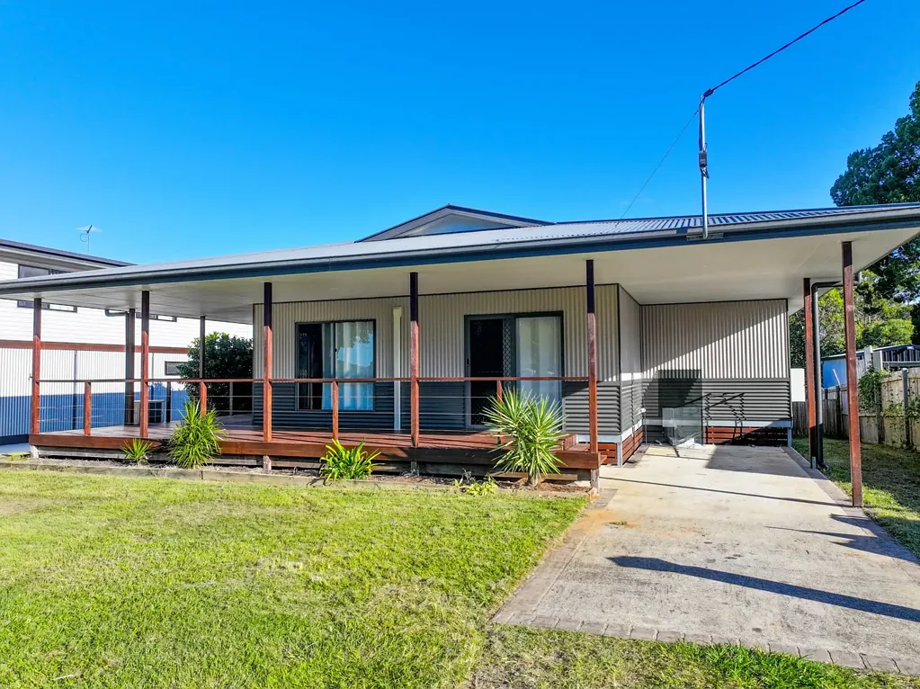 Russell Island 3 Bedroom Modern Family Living with Coastal Breezes and a Water View
