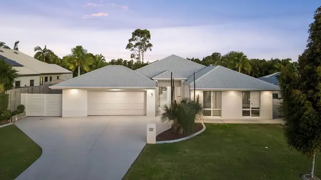 Coomera 4房  933M2 LEVEL BLOCK - FAMILY ENTERTAINER WITH MULTIPLE LIVING AREAS IN SECURE GATED COOMERA WATERS - CLOSE TO MARINA VILLAGE, SCHOOLS & TRANSPORT