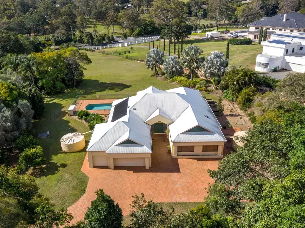 Absolutely Stunning Executive Residence with Ducted Air-Con & Swimming Pool - HUGE Corner Block