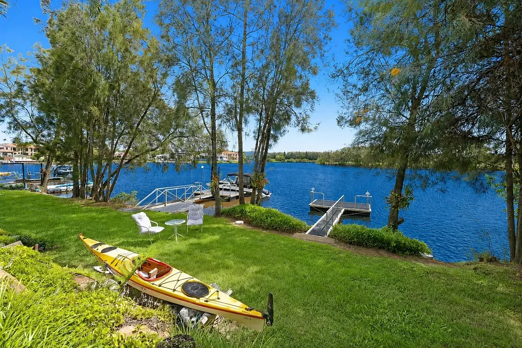 Clear Island Waters 3房  Exceptional Value Waterfront –  in Exclusive 'Rhode Island' Estate