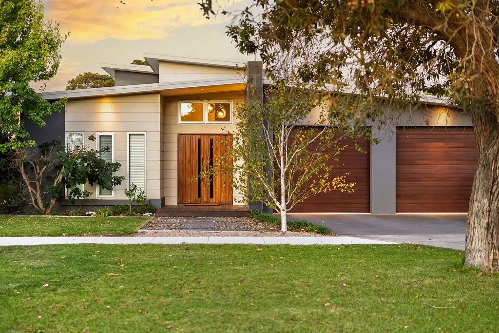 Sale 5房  STUNNING ARCHITECT DESIGNED HOME
