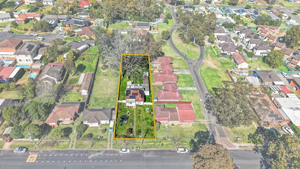 Glenfield 4房 令人印象深刻的1,222平方米R3分区土地附带家庭住宅 Impressive 1,222sqm Parcel of R3 Zoned Land with Family Home