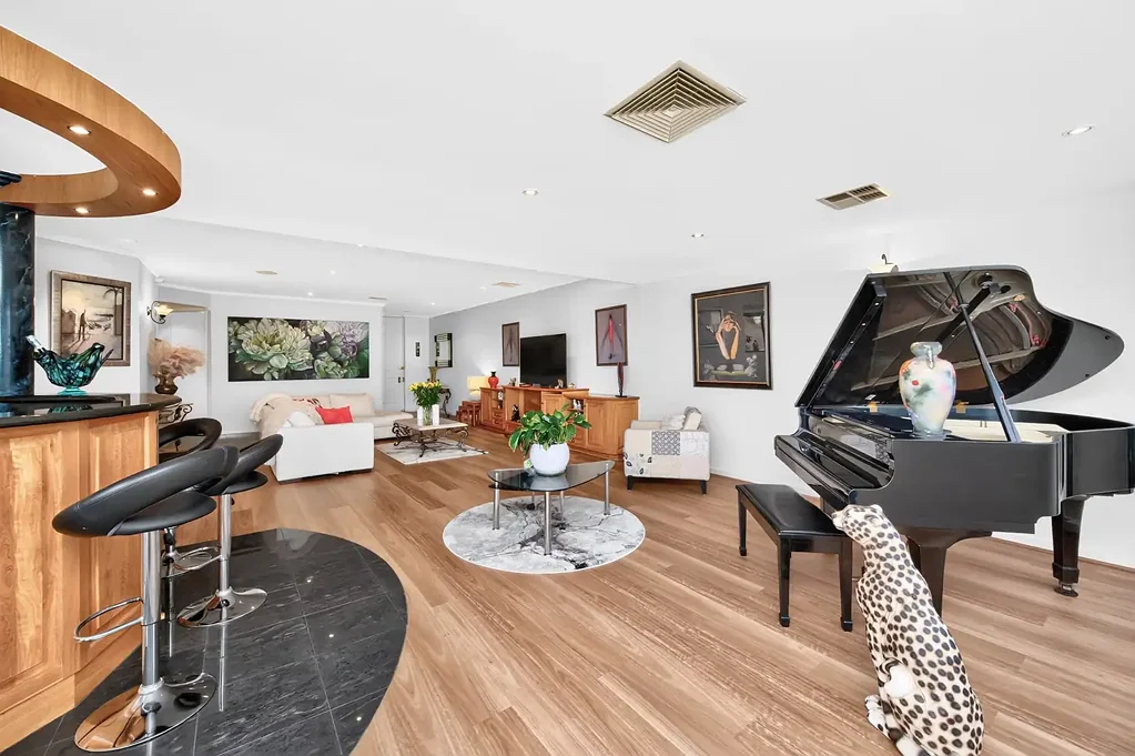 South Perth 4غرفة نوم Where Timeless Elegance Meets Unrivalled Convenience