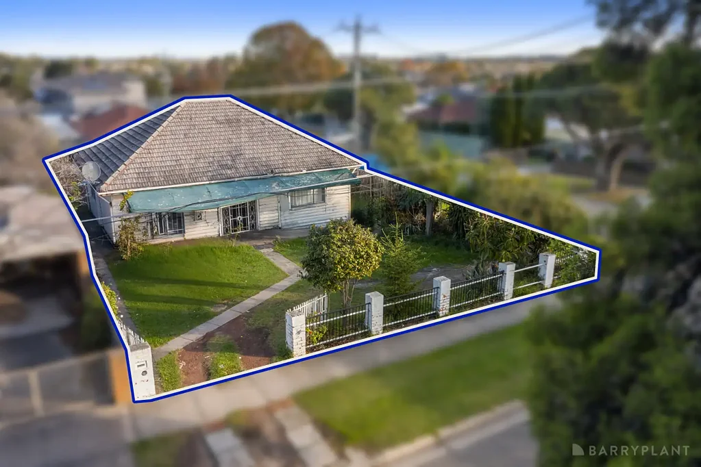 Noble Park 3房 街角独立临街 430m2精明地块 实用多区布局 Noble Park便捷生活 CORNER-SITE CHARACTER WITH RENOVATION UPSIDE