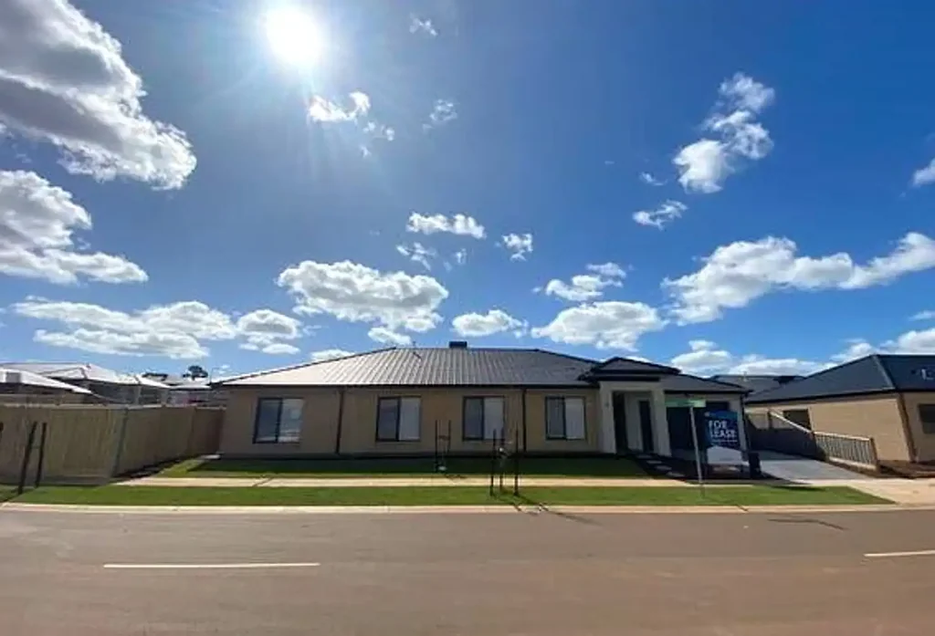 LUXURIOUS BRAND NEW HOME IN CROWNLEA ESTATE!!!