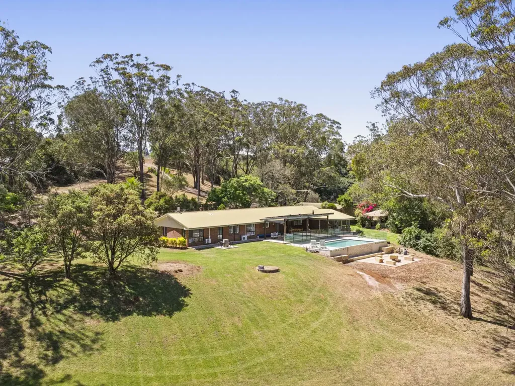Kearneys Spring 5房 5.46公顷私密庄园 舒适翻新木地板 通透空间感 三室独立布局 超大户外盐水泳池 五卧套间步入式衣帽间 四车位车库棚屋三相供电太阳能 Rare 5 Acre Lifestyle opportunity, within Toowoomba boundary!