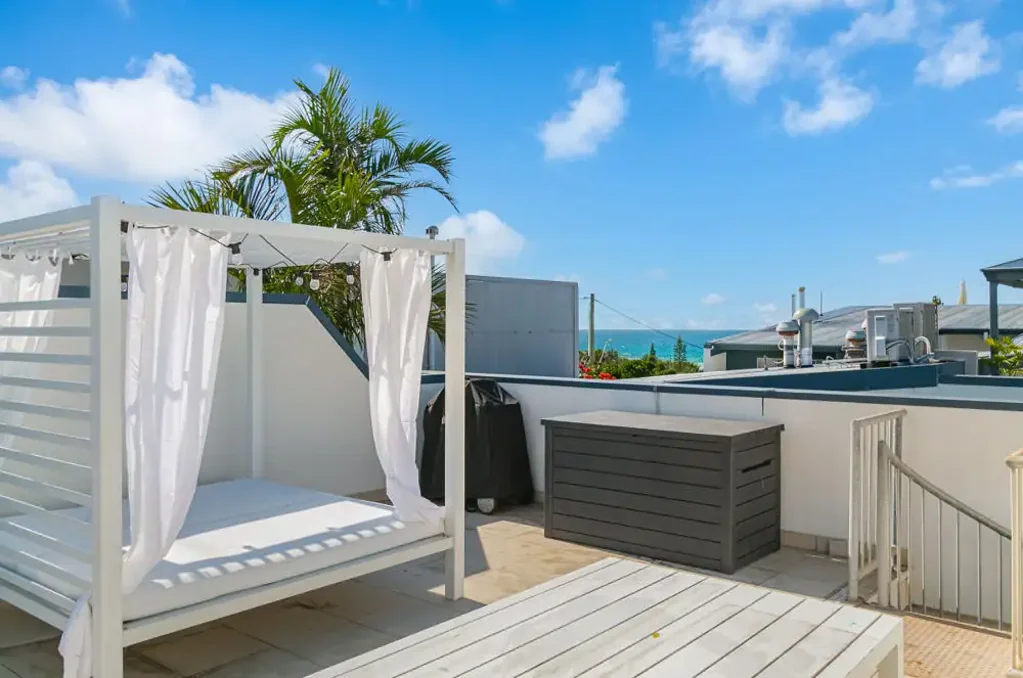 BEACHSIDE APARTMENT WITH EXCLUSIVE ROOF TOP TERRACE