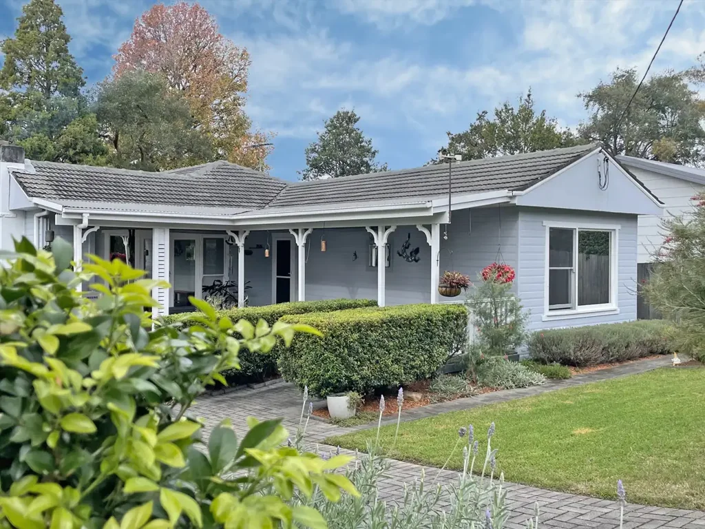 Blaxland 3房  方便的生活方式 & 潜在的 granny flat (需经 councils 批准) Lifestyle of Convenience & Further Granny Flat Potential (STCA)
