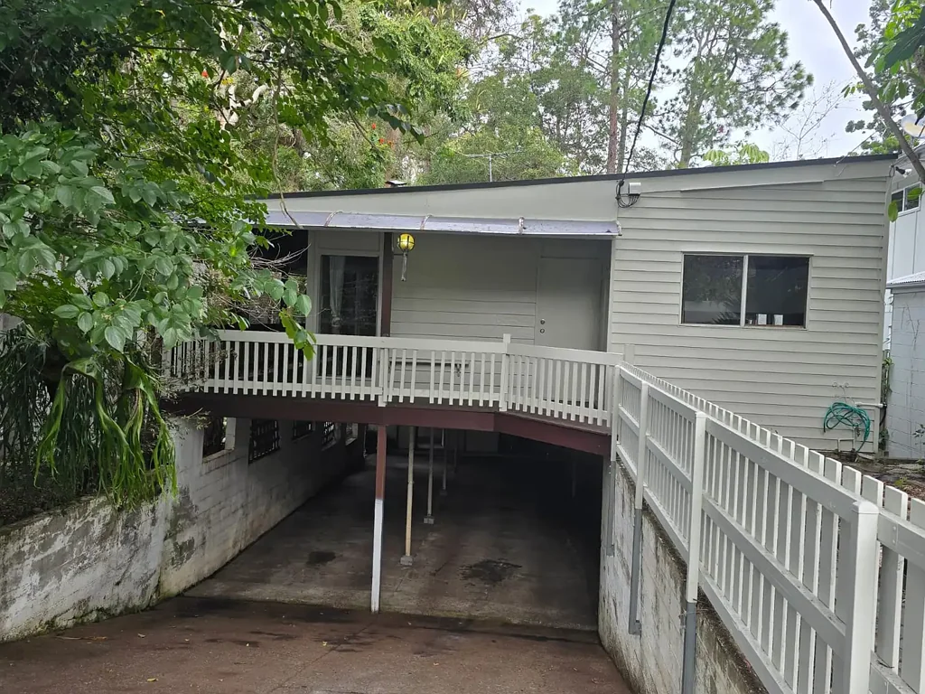 THREE BEDROOMS, WALK TO UNI, BUS AND SHOPS