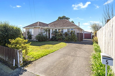 Aranui 2房  Renovation Project with Four Car Garaging!
