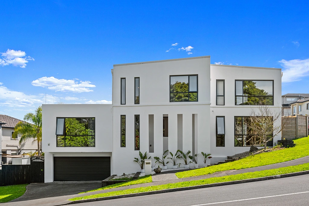 Flat Bush 5Moenga The Sparkle of Family Living - Solid Concrete.!