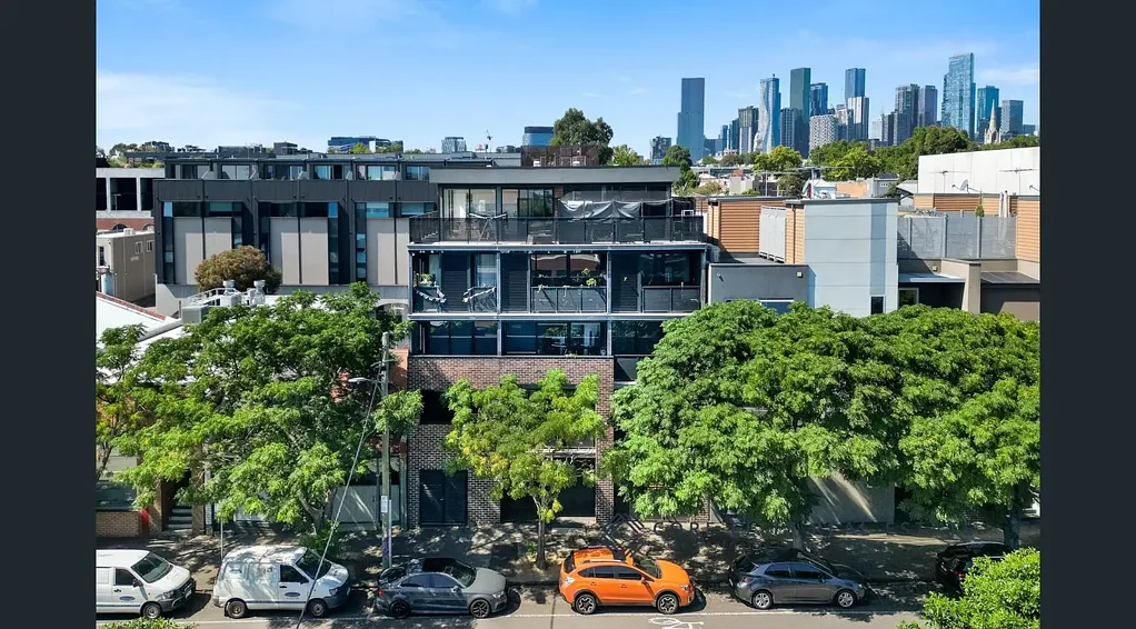 Sun-Drenched Top-Floor Corner Living with Uninterrupted City Views