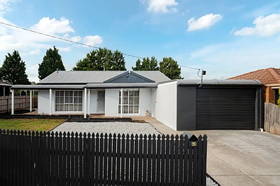 Craigieburn 3房 绝佳机会，潜力无限！ Outstanding Opportunity with Endless Potential!