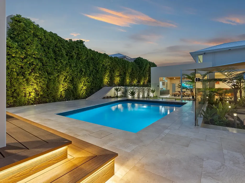 Dawesville 4房  Imagine Retiring With Friends To This Incredible Resort Style Residence!!