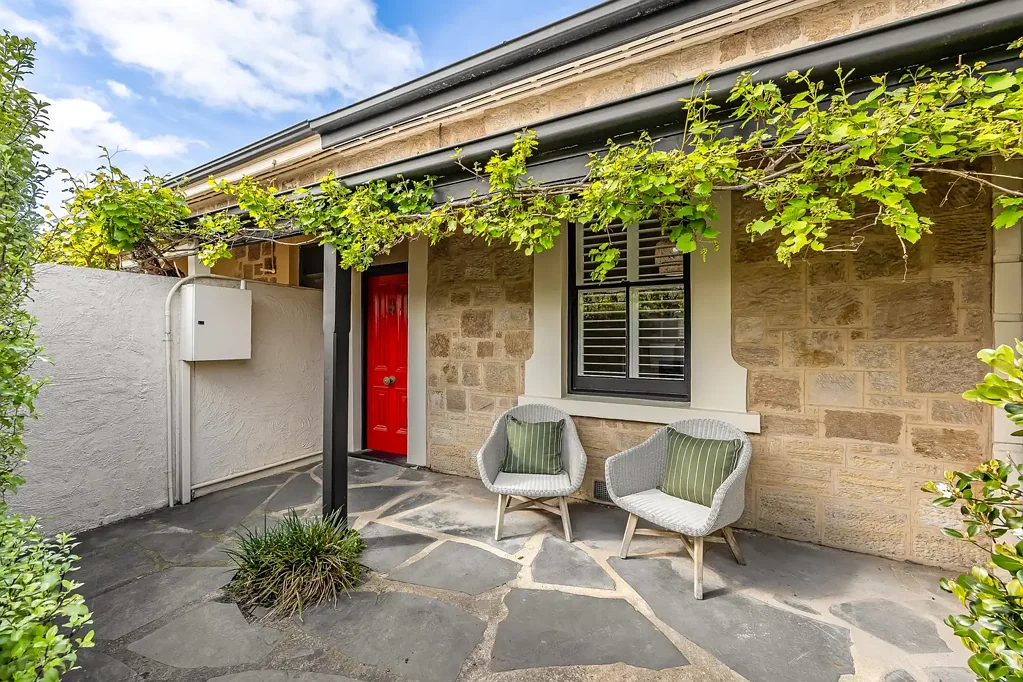 North Adelaide 2બેડરૂમ Walk the talk in a character cottage recast for cosmopolitan living