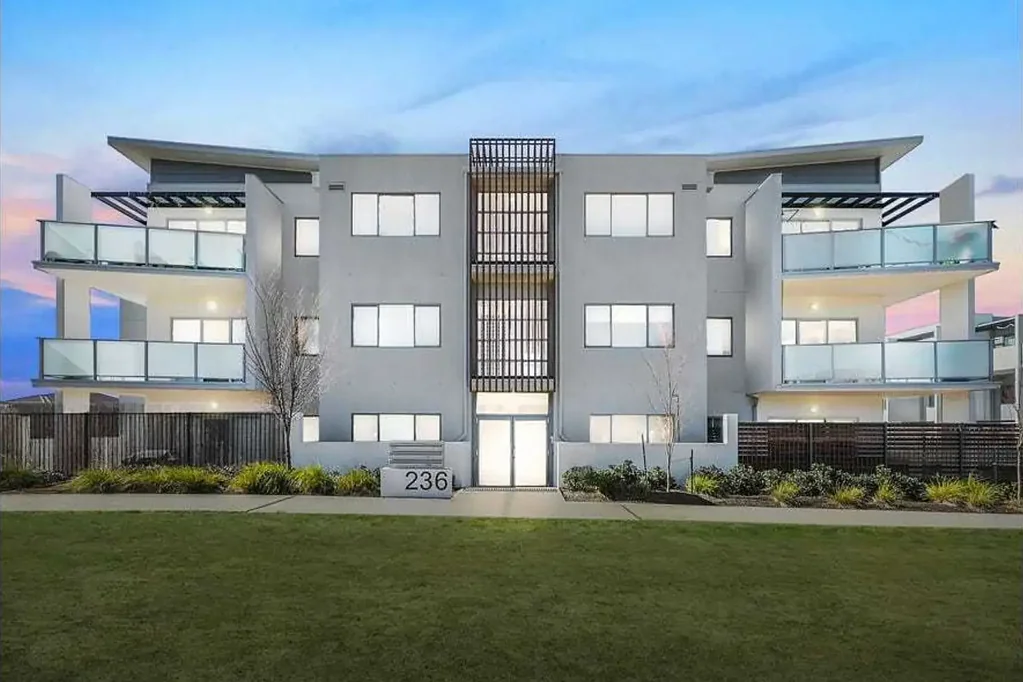 Harrison 1ห้องนอน Top-Floor Comfort Opposite the Light Rail