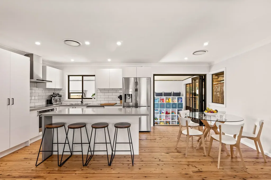 Heathcote 3कमरा Charming Family Home with Expansive Backyard & Endless Convenience