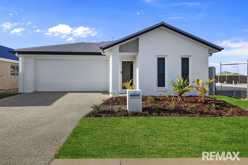 Brand New 4 bedroom home with Ducted Airconditioning with multiple living areas
