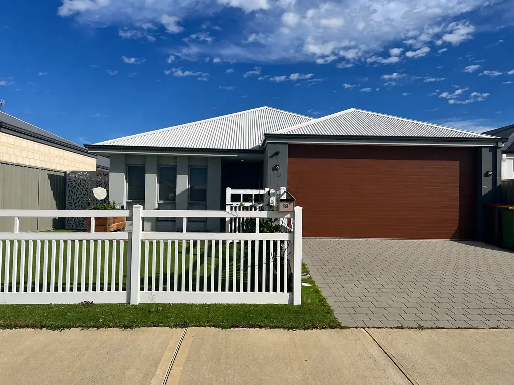 Contemporary Coastal Living with Space, Style & Convenience