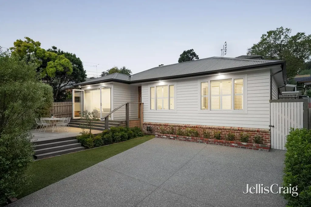 Eltham 2ห้องนอน Builder’s Own Single-Level Masterpiece in a Prime Corner Position