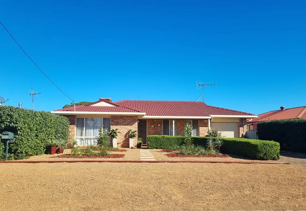 Narromine 4房  Looking for more space, less stress, and incredible value just  minutes from Dubbo? Welcome to Narromine living at its best.