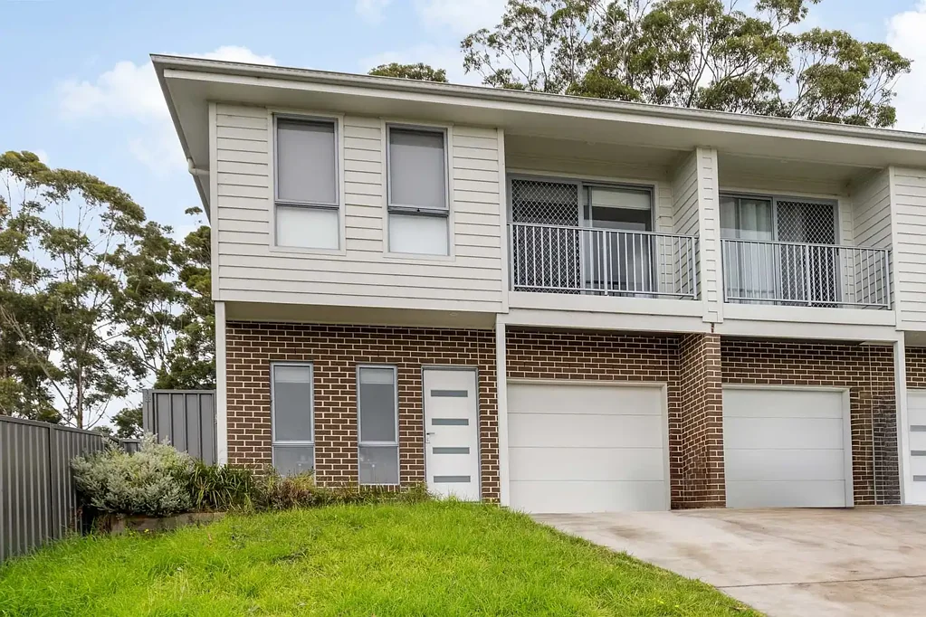 Mollymook 4房  Modern coastal home with everyday appeal just moments from Mollymook Beach