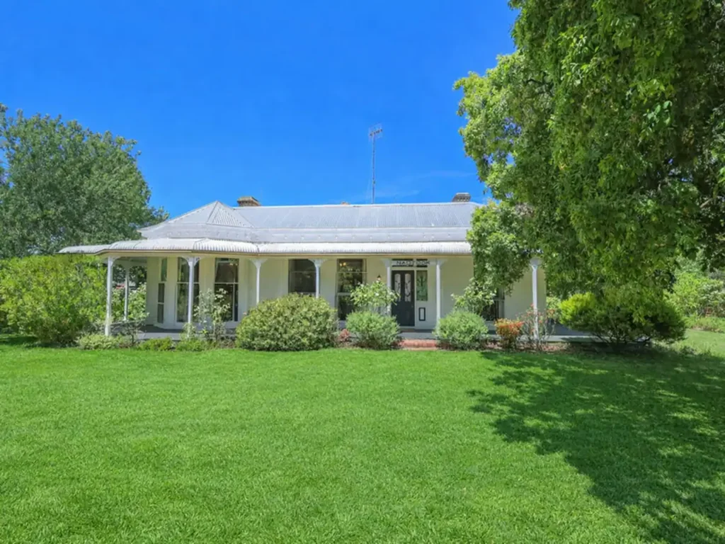 GRAND PERIOD 5 BEDROOM HOME ON LARGE CORNER BLOCK