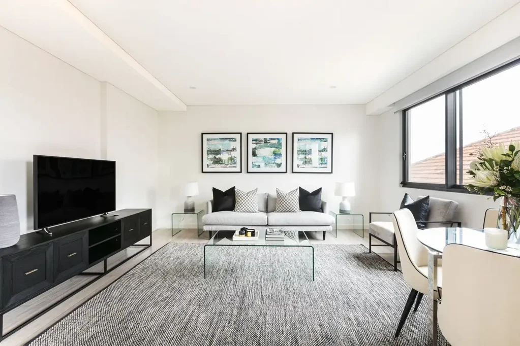 Modern indoor/outdoor contemporary apartment