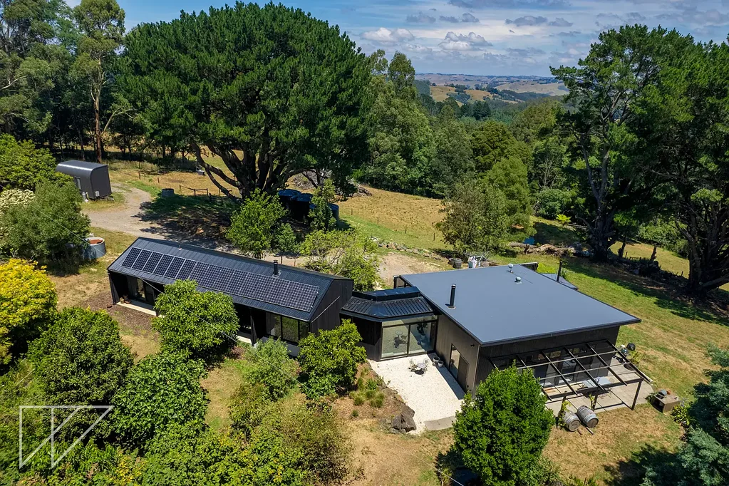 Ferndale 4chambre Eco-Friendly Elegance, a Custom Built Masterpiece on 5 Acres!