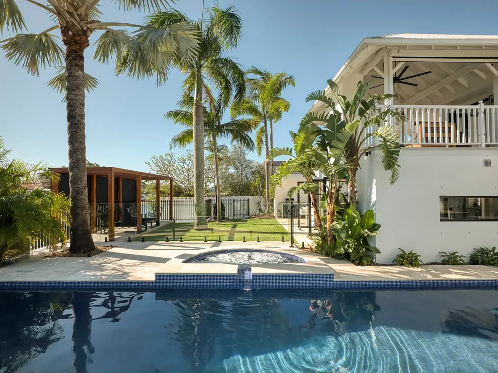 Surfers Paradise 5બેડરૂમ “The Resort” Waterfront home, beachside lifestyle location.