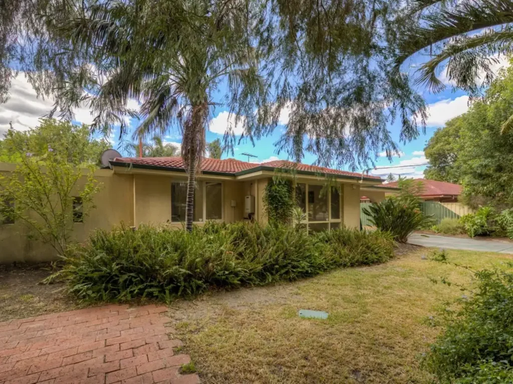 Peaceful Home: 4-Bed with Large Workshop