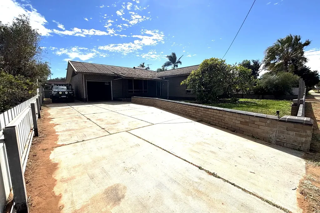 East Carnarvon 4 Bedroom She is Big, but she needs some Loving!!!