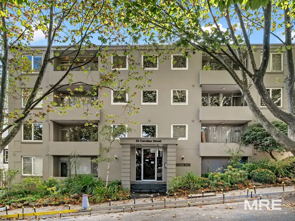 South Yarra 1房 阳光充足一楼精品公寓 低维护生活 开放式客厅 现代化厨房 私人露台 宽敞卧室 原始良好卫生间 车位 公共游泳池 烧烤设施 步行至Toorak Road咖啡馆 Chapel Street购物 Yarra River Royal Botanic Gardens Fawkner Park 电车 South Yarra站近在咫尺 Flawless ground floor perfection in a prime lifestyle location
