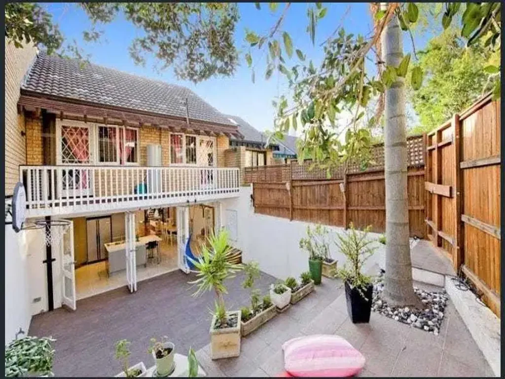 Ultra convenient location, Abundance of space !