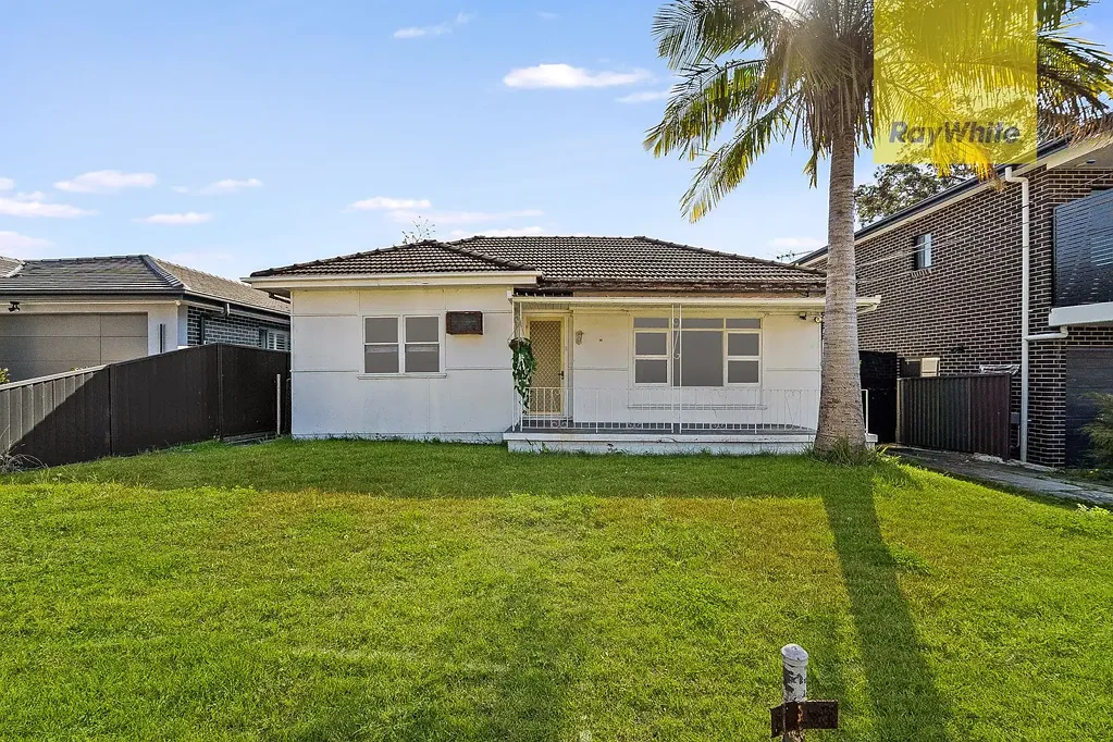Merrylands 4બેડરૂમ Single level home in a quiet family neighbourhood!