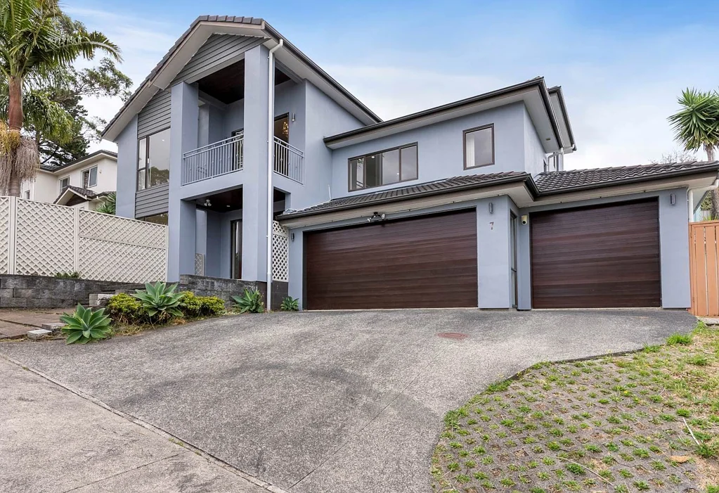 Spacious 5-Bedroom, 3-Bathroom Home with Extra...