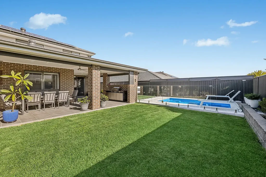 Oran Park 5房 Oran Park绝佳街道 现代厨房带大餐具室 加热泳池 多功能后院 豪华主卧带阳台 太阳能电池板 Family Home, Favourite Location.