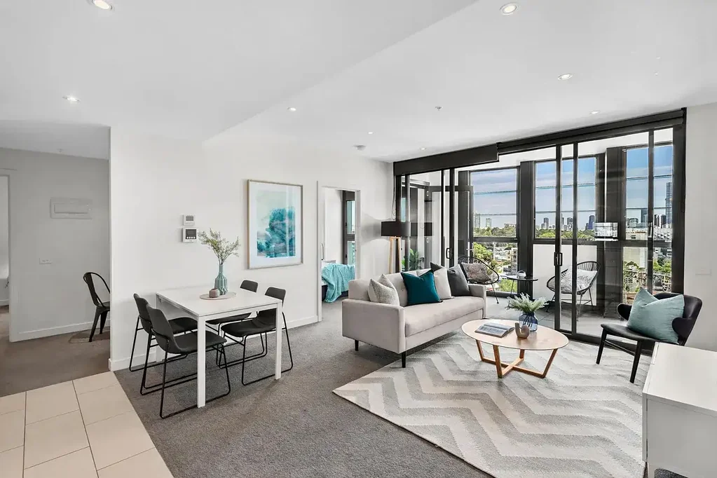 Stunning City Views in an Iconic Address