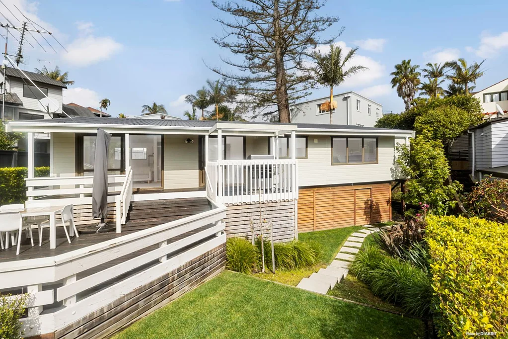 Saint Heliers 3房  Charming Family Home with North-Facing Garden