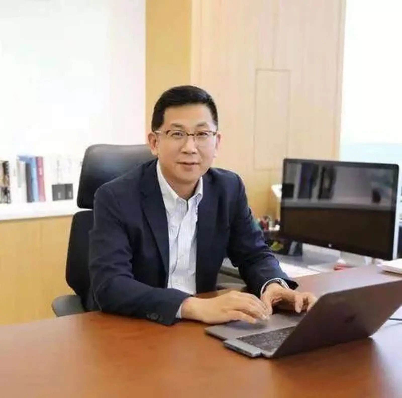 科创板首富诞生：出身技术员一天赚百亿，苹果三星贡献9成营收