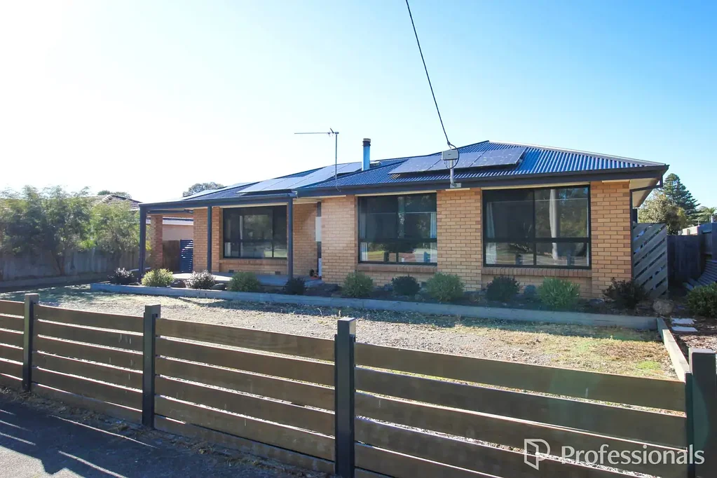 Yarram 3房  CHOICE TOWN LOCATION WITH PARKLAND AND RURAL VIEWS

MODERN WELL PRESENTED 3 BED BRICK VENEER