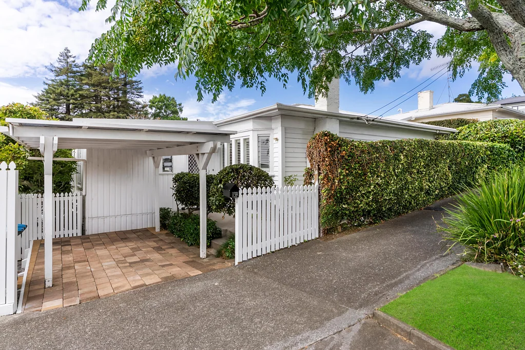 Remuera 2房 私享山谷景致｜30年匠心守护，双文法校网，归属感满满！ Charming Cottage with Valley Views