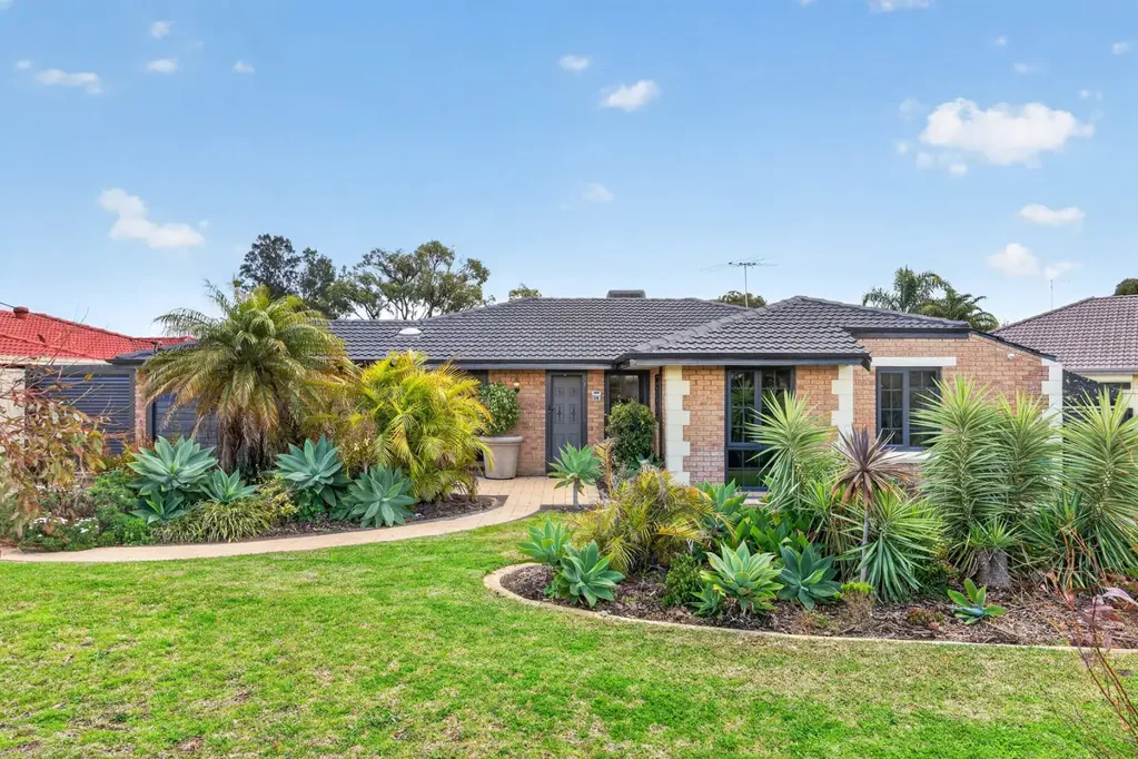 Rockingham 4房  Why: Providing a wealth of living both inside and out, this well-placed property offers inviting poolside gardens and easy care comfort throughout