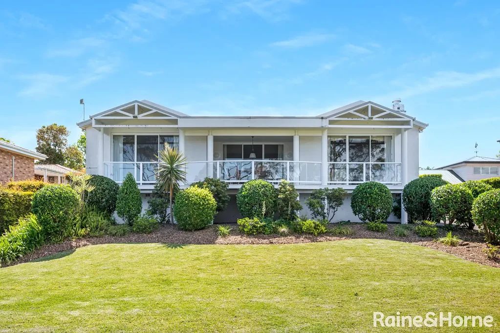 North Nowra 3Kwarto A Home for Every Season, with an Indoor Pool to Match