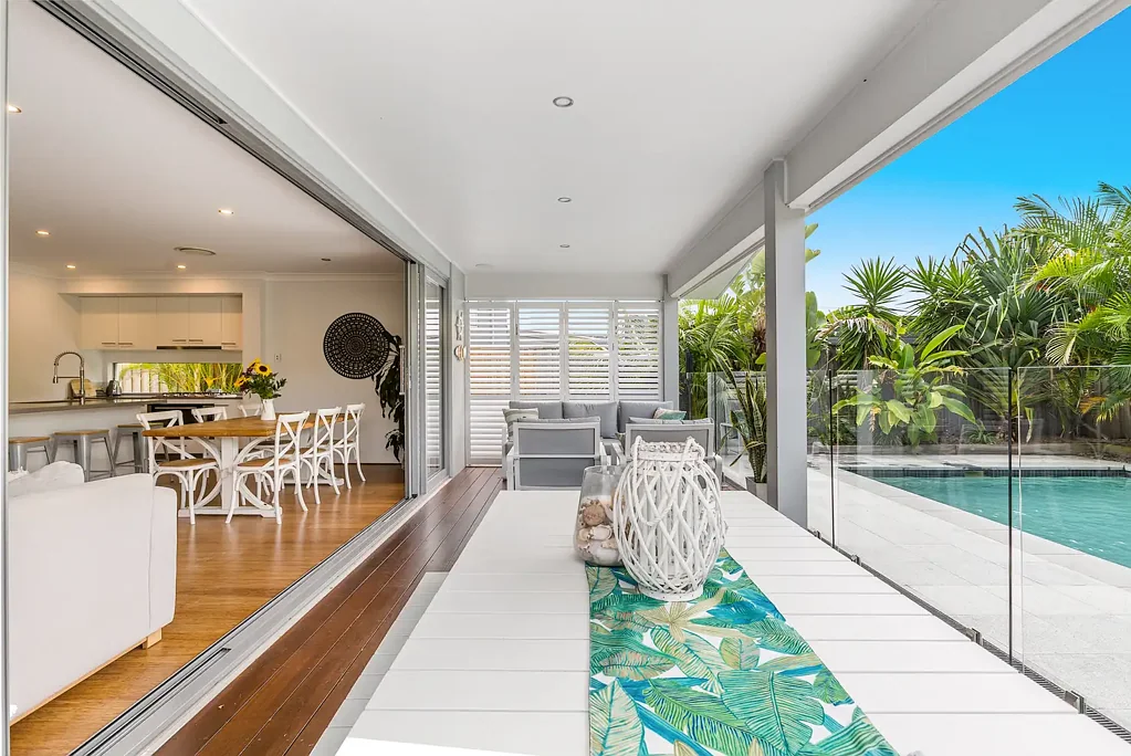 CONTEMPORARY FAMILY HOME 500M FROM THE BEACH