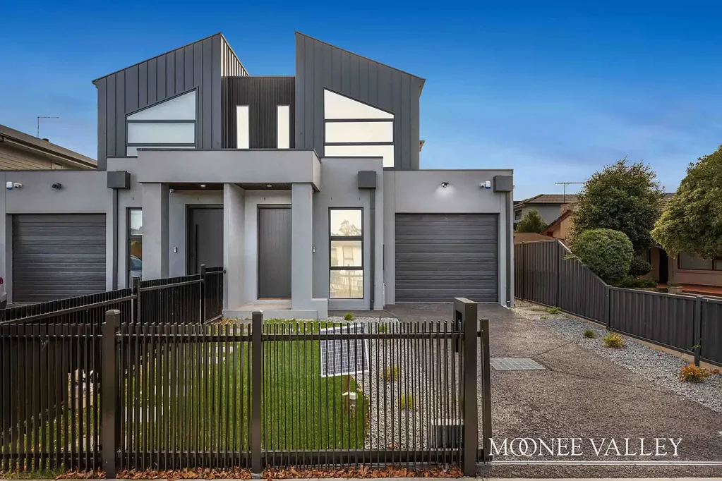 Keilor East 4房 光线充足室内装修 主卧带步入式衣帽间 双盥洗台独立卫浴 高端Smeg电器 石材台面 开放式起居用餐区 分区冷暖系统 双层玻璃窗 朝北低维护后院 步行至公园商圈 学校餐饮 交通便捷 Brand-New Family Living in a Blue-Chip Keilor East Address