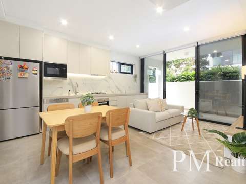 Mascot 1 Bedroom Apartment with A Wrapped Around Entertainment Courtyard