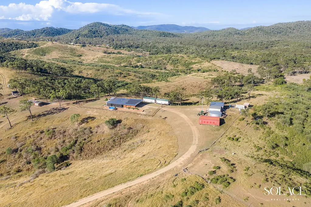 Darts Creek 6房  An extraordinary 491-acre lifestyle holding with homestead charm, multiple income opportunities and serious rural infrastructure.
